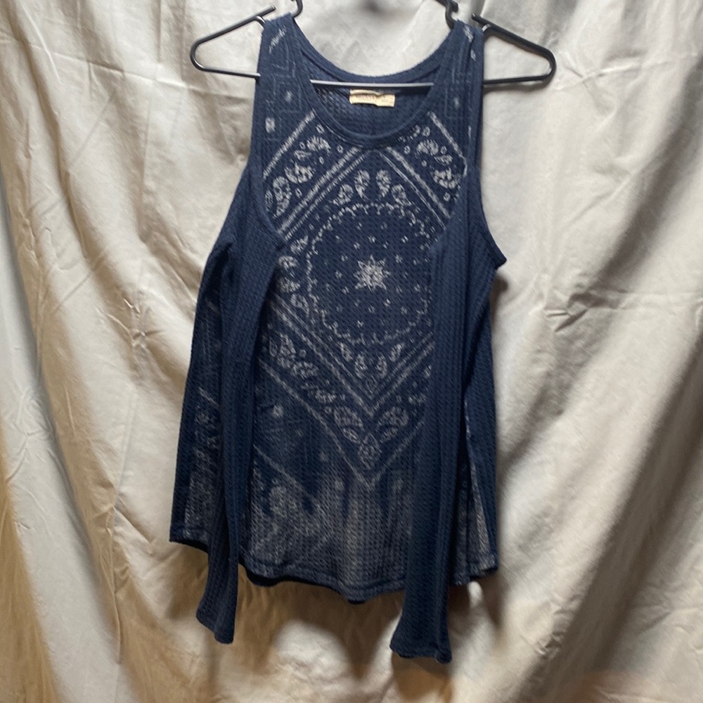 Super cute Hollister shirt with a cold shoulder
